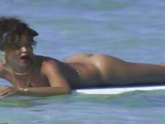 MILFs con curvas lo hacen colectivamente con Santa como regalo en Navidad