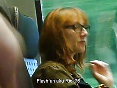 Chica emocionada monta la polla de su novio al aire libre en el camión