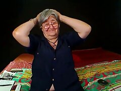 Cougar insaciable copula en el sofá con dos chicos nerd