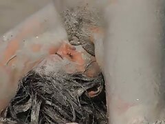 La chica de ébano llamada Ashley Pink es embestida por los chicos blancos