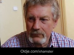 Dos chicas y dos amigos están teniendo una sesión hardcore