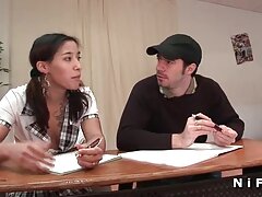 Famoso actor porno analiza a un novato nerd en su mansión