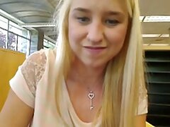 Alegre morena disfruta de la dominación interracial