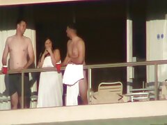 Chica encantadora le mama la polla a su hermanastro mirándolo a los ojos