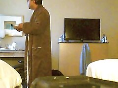 Al semental de pelo negro simplemente le encanta educar a esta MILF