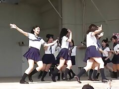 Impresionante chica es una maestra en chupar pollas y simplemente le encanta hacerlo feliz