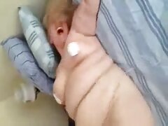 Esbelta chica rubia adora estar en el papel de una vaquera lujuriosa