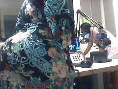 Latina rubia de pelo corto se masturba y se folla