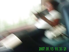Chica nerd traviesa está tomando una polla larga por detrás