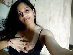 Adolescente rubia carismática sopla la polla de su hermanastro espiando