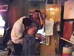 El propietario compensa a una adolescente tetona con una follada hardcore