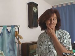 Es tan placentero que la chica con peluca amarilla sea follada