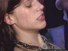Lesbianas increíblemente sexys disfrutan unas de otras en un trío caliente