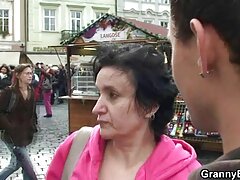 Adolescente rubia con calcetines rosas por debajo de la rodilla follada por su padrastro mayor