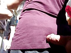 Dylan Phoenix con pezones perforados follada por un hombre detrás de la cámara